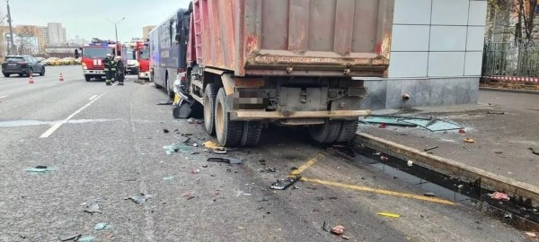 Жуткое ДТП в Москве. Белорус на самосвале протаранил такси, два человека погибли. Видео Жуткое ДТП в Москве. Белорус на самосвале протаранил такси, два человека погибли. Видео