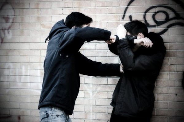 Закурить не найдется? В Беларуси хулиган избил двух школьников за то, что у них не было сигарет