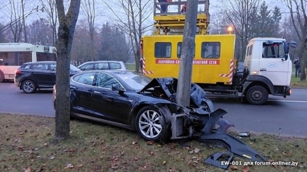 В Беларуси Tesla влетела в столб В Беларуси Tesla влетела в столб