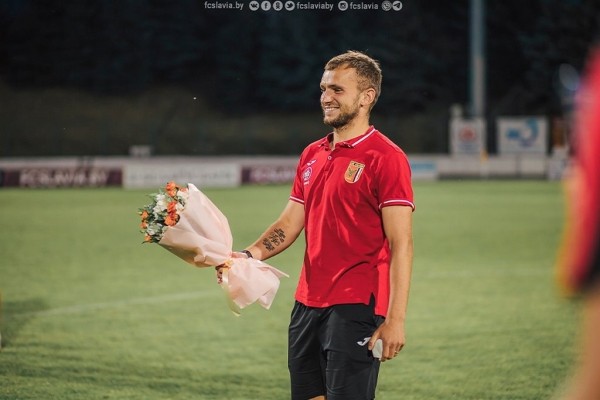 Парень решил сделать предложение возлюбленной, но что-то пошло не так. Курьез из нашего футбола