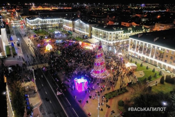 В Бресте «зажгли» главную ёлку города. Вид с высоты