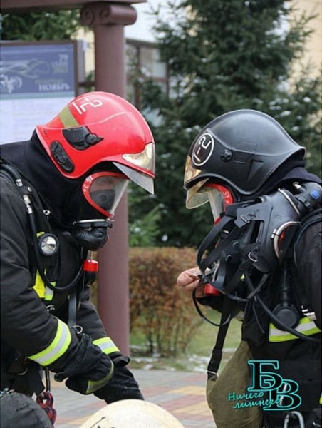 Сегодня утром здание Брестского академического театра драмы по периметру было оцеплено сотрудниками МЧС Сегодня утром здание Брестского академического театра драмы по периметру было оцеплено сотрудниками МЧС