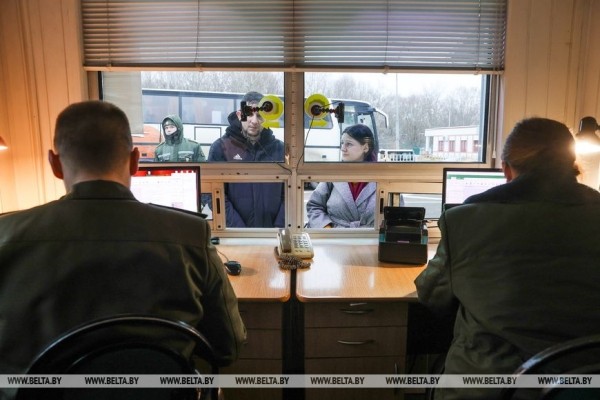 «Мы в очереди не стоим, мы в ней живем». Дальнобойщики о ситуации в пункте пропуска под Брестом