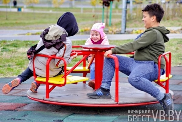 В Бресте парк 1000-летия залит осенними красками. Фоторепортаж В Бресте парк 1000-летия залит осенними красками. Фоторепортаж