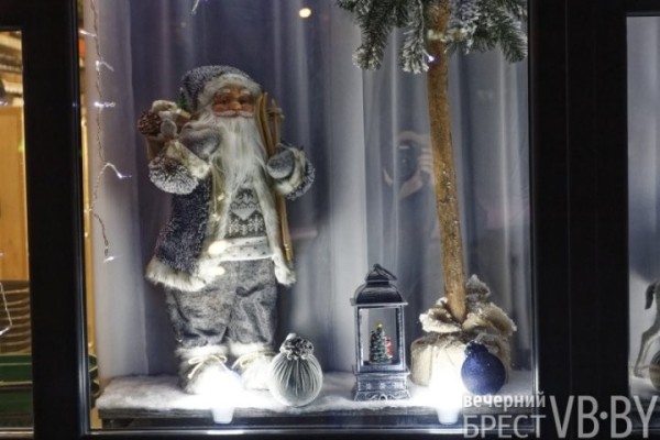 Посмотрите, как брестские заведения украсили витрины к Новому году Посмотрите, как брестские заведения украсили витрины к Новому году