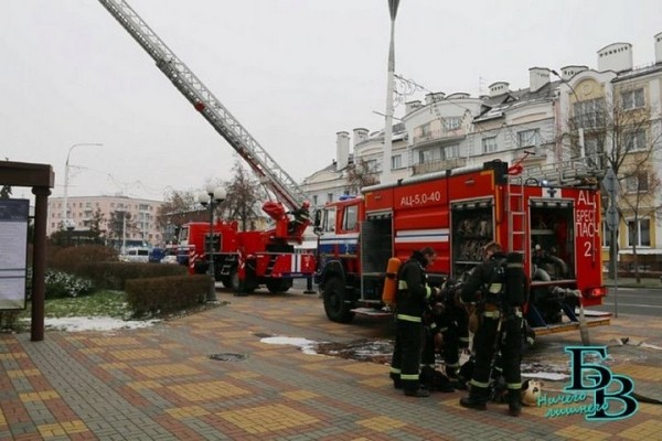 Сегодня утром здание Брестского академического театра драмы по периметру было оцеплено сотрудниками МЧС Сегодня утром здание Брестского академического театра драмы по периметру было оцеплено сотрудниками МЧС