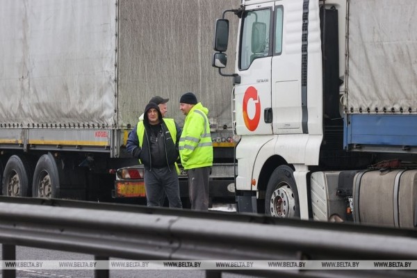 «Мы в очереди не стоим, мы в ней живем». Дальнобойщики о ситуации в пункте пропуска под Брестом