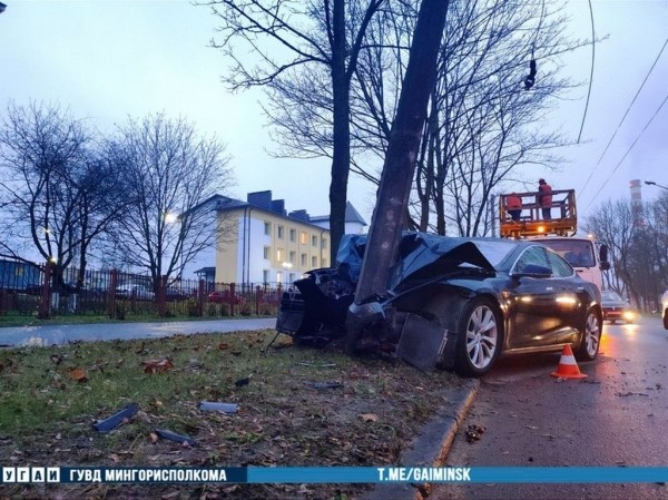 В Беларуси Tesla влетела в столб В Беларуси Tesla влетела в столб