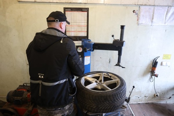 «А колеса не отвалятся?» Задаем глупые вопросы шиномонтажнику