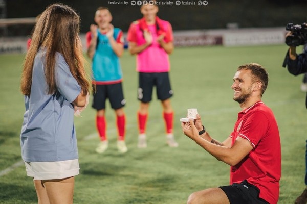 Парень решил сделать предложение возлюбленной, но что-то пошло не так. Курьез из нашего футбола