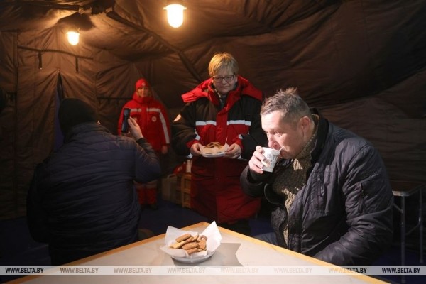 Мобильный пункт обогрева для стоящих в очереди дальнобойщиков установили в пункте пропуска «Привалка» Мобильный пункт обогрева для стоящих в очереди дальнобойщиков установили в пункте пропуска «Привалка»