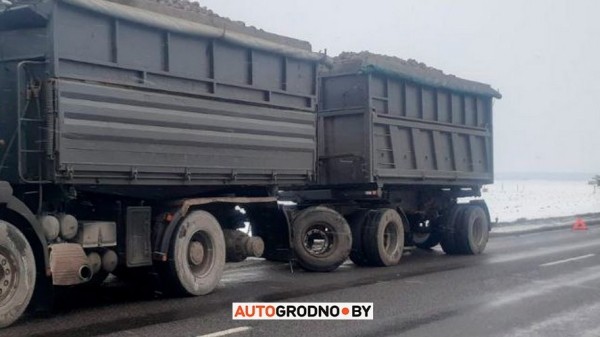 У грузовика отвалилось колесо и попало во встречку. Посмотрите, что случилось с легковушкой