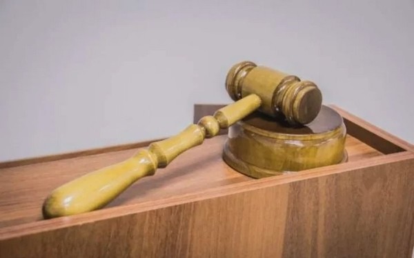 Забрал 24 500 долларов и спрятал в Барановичах. Осудили курьера мошенников, обещавших «отмазать от ДТП»