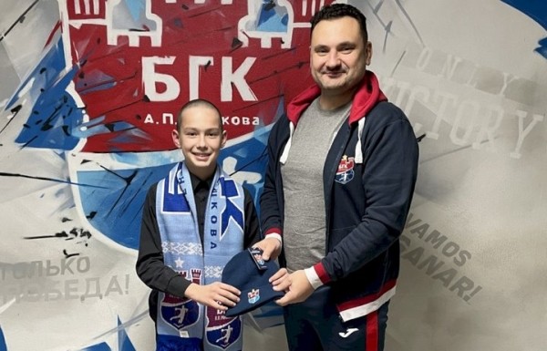 Мальчик поспорил с друзьями, что БГК победит, и был вынужден постричься наголо Мальчик поспорил с друзьями, что БГК победит, и был вынужден постричься наголо