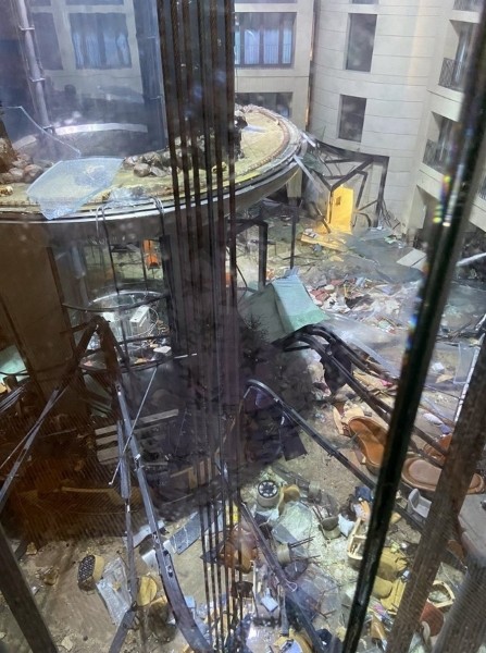 В Германии лопнул гигантский аквариум. Погибло 1,5 тысячи рыб В Германии лопнул гигантский аквариум. Погибло 1,5 тысячи рыб