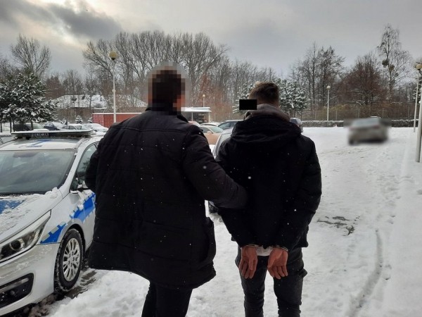 В Варшаве белорусы попали в ДТП. Водитель и пассажир вышли из машины и поменялись местами. Но это зафиксировала камера