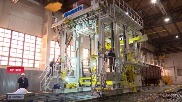 Инновационный комбайн для ремонта вагонов презентовали в Пинске