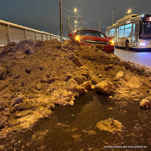 «Машина вообще не тормозила»: девушка врезалась в снежный вал и теперь винит дорожников. Комментарий ГАИ «Машина вообще не тормозила»: девушка врезалась в снежный вал и теперь винит дорожников. Комментарий ГАИ