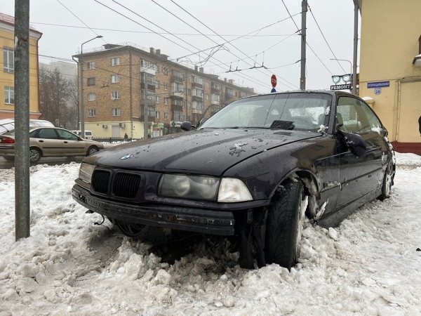 Автомобиль BMW в Гомеле выехал на тротуар и сбил пешеходов Автомобиль BMW в Гомеле выехал на тротуар и сбил пешеходов