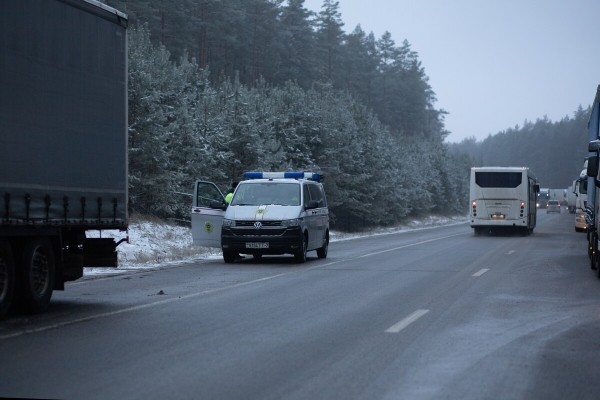 «Стоимость виньетки от 14 до 75 евро». Кому с 1 января нужно тратить деньги на проезд по платным дорогам?