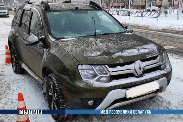 Момент наезда на двух пешеходов попал на видео