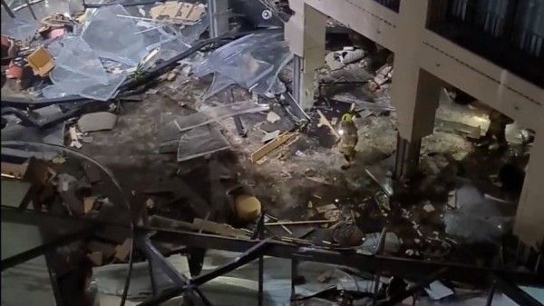 В Германии лопнул гигантский аквариум. Погибло 1,5 тысячи рыб В Германии лопнул гигантский аквариум. Погибло 1,5 тысячи рыб