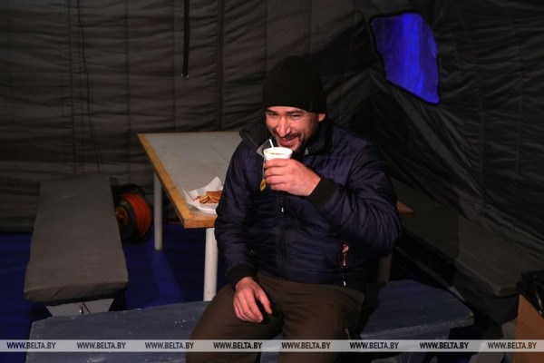 Мобильный пункт обогрева для стоящих в очереди дальнобойщиков установили в пункте пропуска «Привалка» Мобильный пункт обогрева для стоящих в очереди дальнобойщиков установили в пункте пропуска «Привалка»