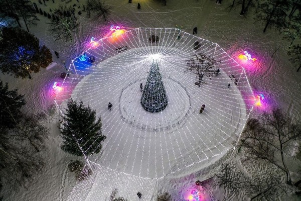Парк Мира в Бресте украсят к новогодним праздникам километрами мерцающих огней