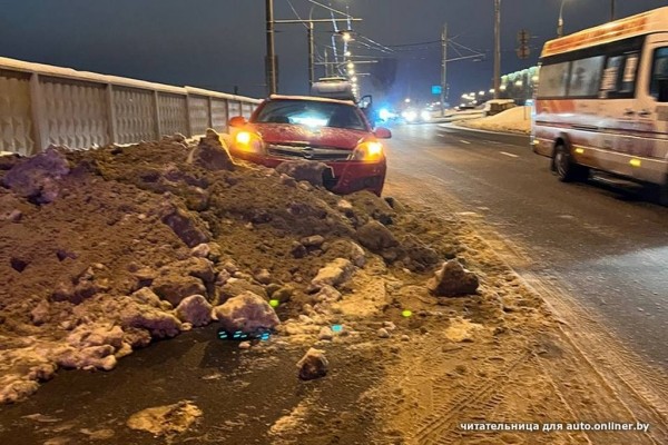 «Машина вообще не тормозила»: девушка врезалась в снежный вал и теперь винит дорожников. Комментарий ГАИ «Машина вообще не тормозила»: девушка врезалась в снежный вал и теперь винит дорожников. Комментарий ГАИ