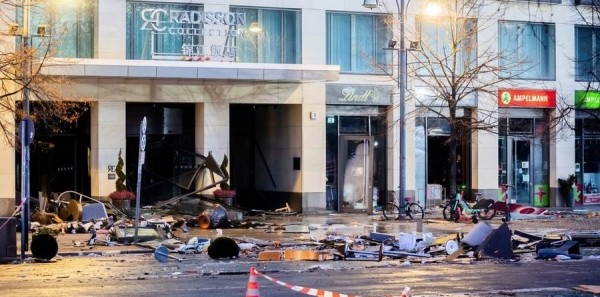 В Германии лопнул гигантский аквариум. Погибло 1,5 тысячи рыб В Германии лопнул гигантский аквариум. Погибло 1,5 тысячи рыб