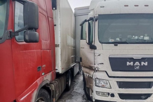 Покатившийся большегруз серьезно травмировал водителя. Видео