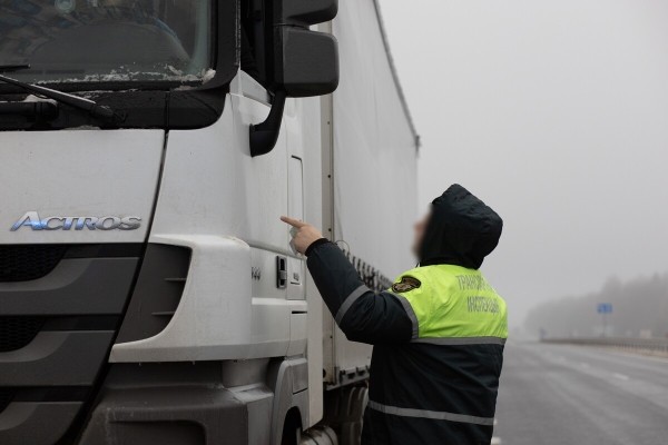 «Стоимость виньетки от 14 до 75 евро». Кому с 1 января нужно тратить деньги на проезд по платным дорогам?