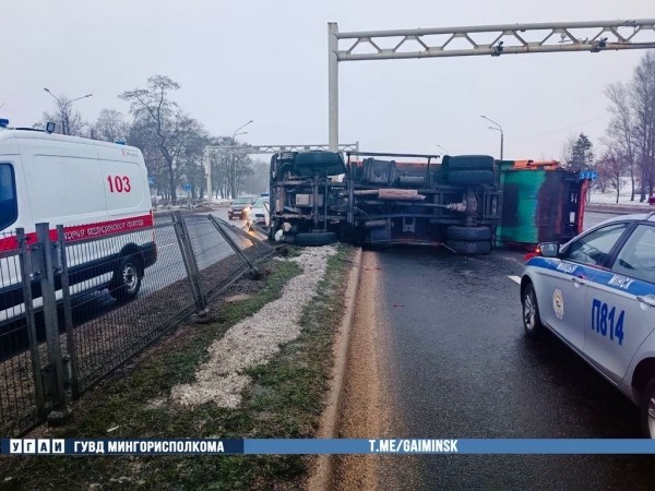 Мусоровоз протаранил «легковушку» и опрокинулся на бок в Минске. Есть видео, как это произошло