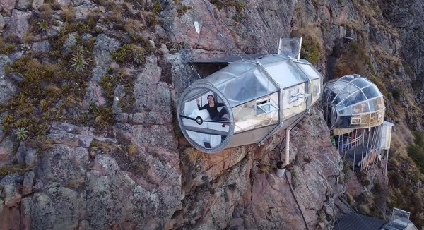 Не для слабонервных. Всем желающим предлагают переночевать в прозрачных капсулах, подвешенных к отвесной скале Не для слабонервных. Всем желающим предлагают переночевать в прозрачных капсулах, подвешенных к отвесной скале