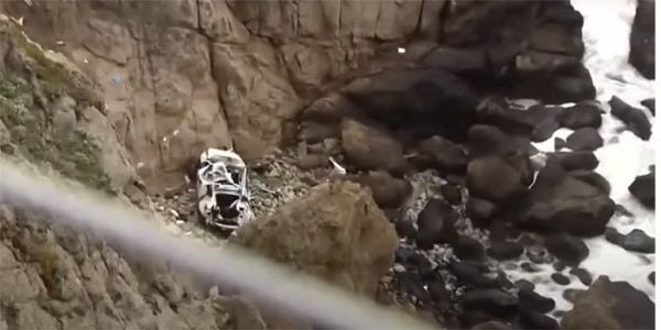 Tesla упала со скалы высотой 90 метров. Находившиеся в салоне люди выжили Tesla упала со скалы высотой 90 метров. Находившиеся в салоне люди выжили