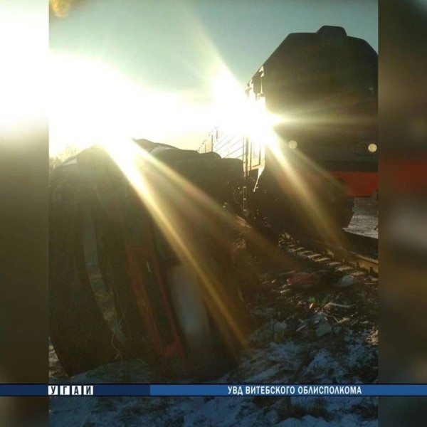 ЧП в Витебской области: Ford Transit застрял из-за поломки на ж/д переезде – его протаранил поезд