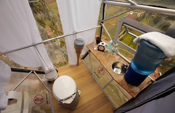 Не для слабонервных. Всем желающим предлагают переночевать в прозрачных капсулах, подвешенных к отвесной скале Не для слабонервных. Всем желающим предлагают переночевать в прозрачных капсулах, подвешенных к отвесной скале