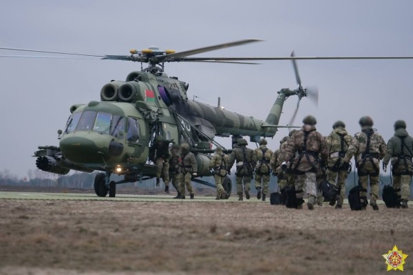 Элементы беспарашютного десантирования отработали на полигоне под Брестом Элементы беспарашютного десантирования отработали на полигоне под Брестом