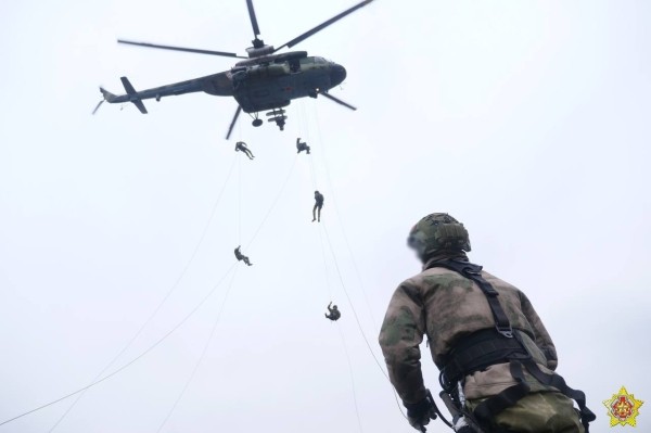 Элементы беспарашютного десантирования отработали на полигоне под Брестом Элементы беспарашютного десантирования отработали на полигоне под Брестом
