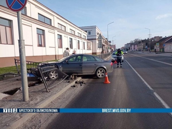Бесправник в Пинске не справился с управлением &laquo;Audi&raquo; и протаранил заборное ограждение
