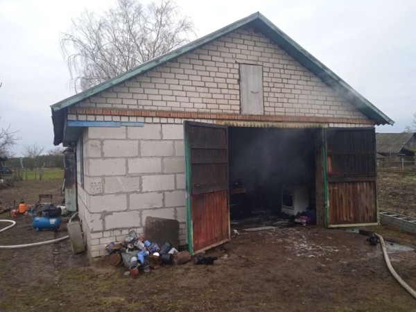 В Каменецком районе горел автомобиль в гараже В Каменецком районе горел автомобиль в гараже