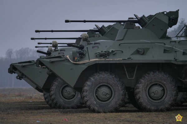 На полигоне Брестский военнослужащие десантно-штурмового батальона проводят проверку боя вооружения БТР-82А На полигоне Брестский военнослужащие десантно-штурмового батальона проводят проверку боя вооружения БТР-82А