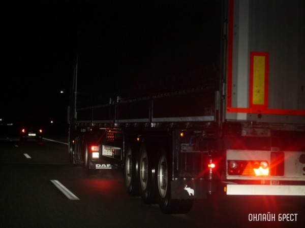 Дальнобойщик нашел способ побыстрее въехать на таможню. Закончилось все уголовным делом Дальнобойщик нашел способ побыстрее въехать на таможню. Закончилось все уголовным делом