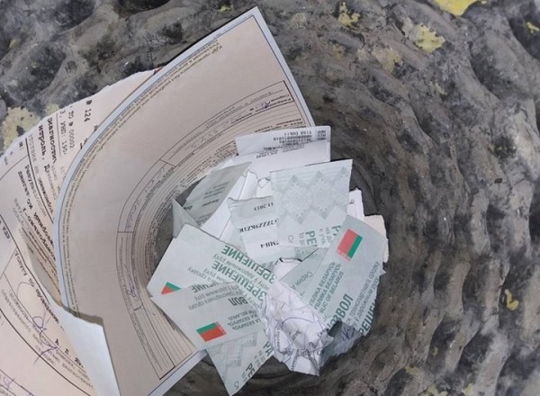 Фотофакт: водители массово выбрасывают «дазволы» на станциях техосмотра. Почему? Фотофакт: водители массово выбрасывают «дазволы» на станциях техосмотра. Почему?