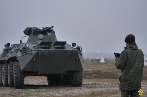 На полигоне Брестский военнослужащие десантно-штурмового батальона проводят проверку боя вооружения БТР-82А На полигоне Брестский военнослужащие десантно-штурмового батальона проводят проверку боя вооружения БТР-82А