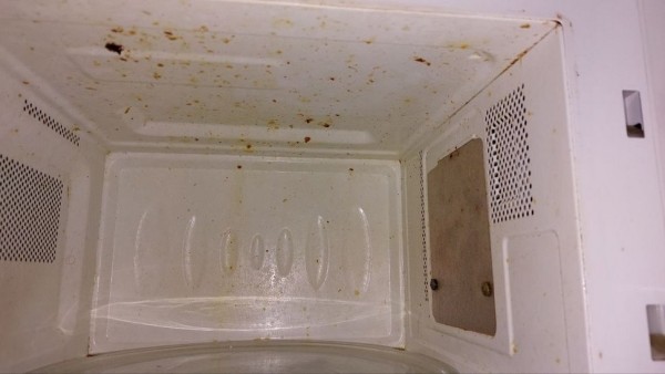 «Дала 15 рублей на пакеты для мусора и ершик». Парень снял «чистую и аккуратную» квартиру на сутки