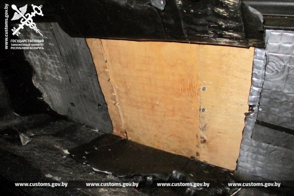 На границе с Литвой задержали Chevrolet Corvette 1976 года выпуска. Причина – 73 кг гашиша за фальшстенкой