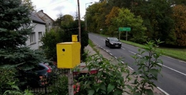 Поляк поставил скворечник, похожий на камеру скорости. Водители вынуждены тормозить перед этим «арт-объектом»