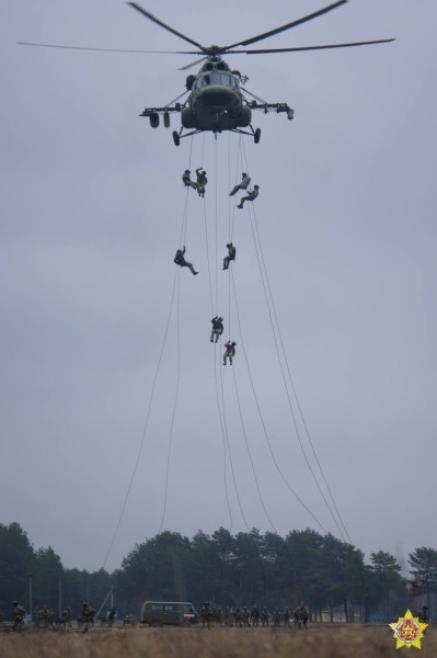 Элементы беспарашютного десантирования отработали на полигоне под Брестом Элементы беспарашютного десантирования отработали на полигоне под Брестом