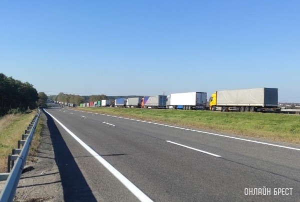Площадку для ожидающих выезда грузовиков построят возле пункта пропуска «Козловичи»